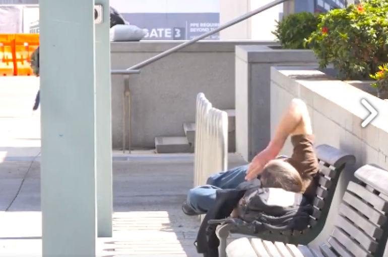 Një i pastrehë shet jastëkun, jorganin… për t’i blerë ilaçet një vajze (VIDEO)