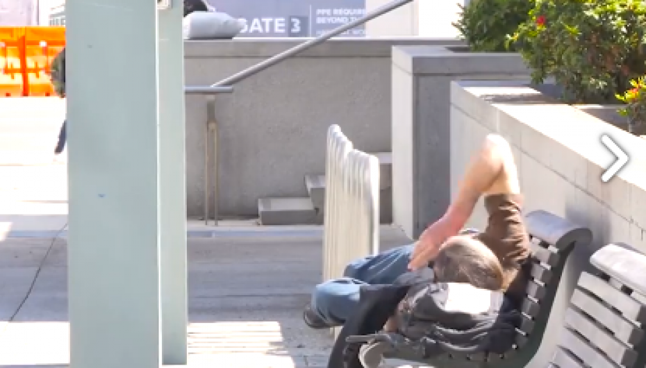 Një i pastrehë shet jastëkun, jorganin… për t’i blerë ilaçet një vajze (VIDEO)