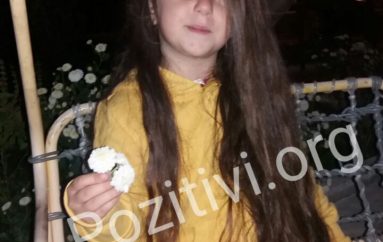 Njihuni me vogëlushen me flokët më të gjata në Tiranë