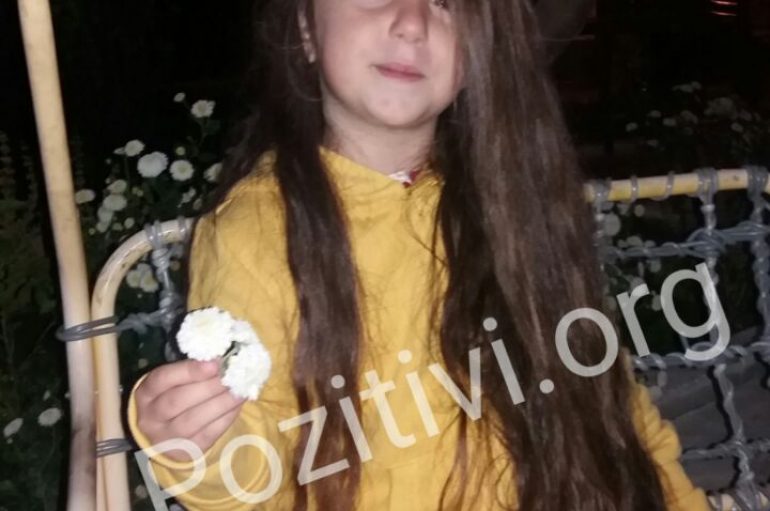 Njihuni me vogëlushen me flokët më të gjata në Tiranë