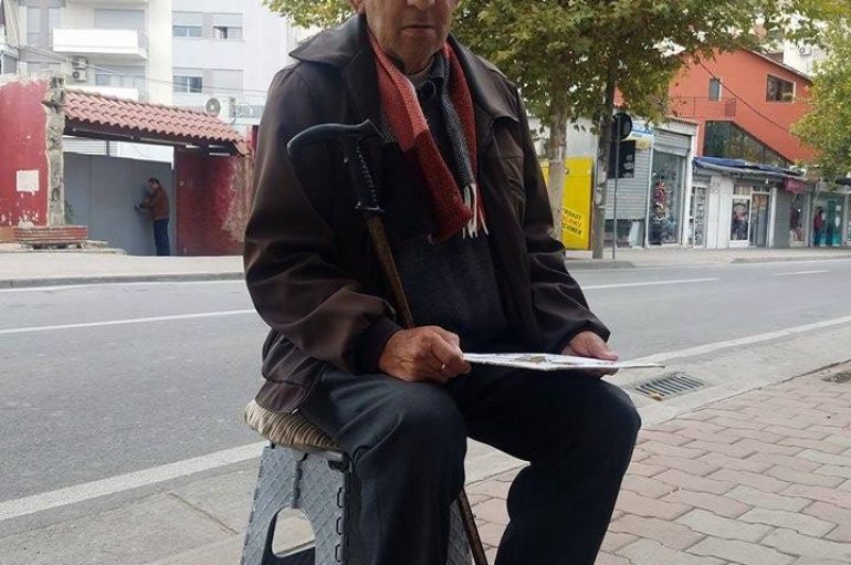 Rrezikonte të humbiste dritën e syve, gazetari i ndryshon jetën gjyshit në Tiranë