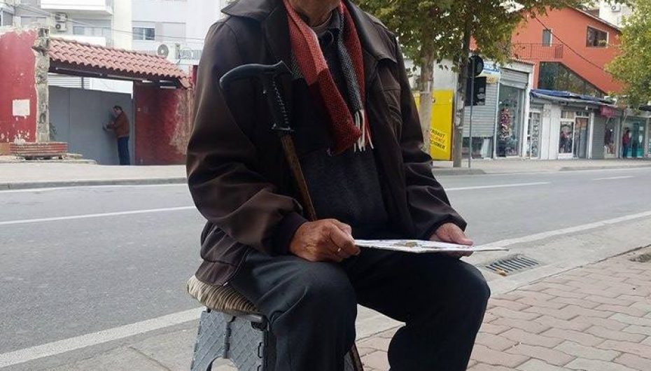 Rrezikonte të humbiste dritën e syve, gazetari i ndryshon jetën gjyshit në Tiranë