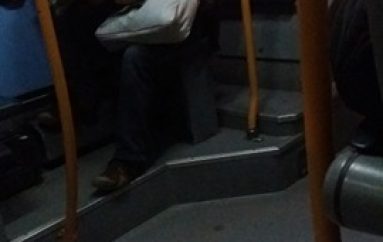 Frymën e parë të mëngjesit e harxhon me tufën e gazetave përpara çdo ditë