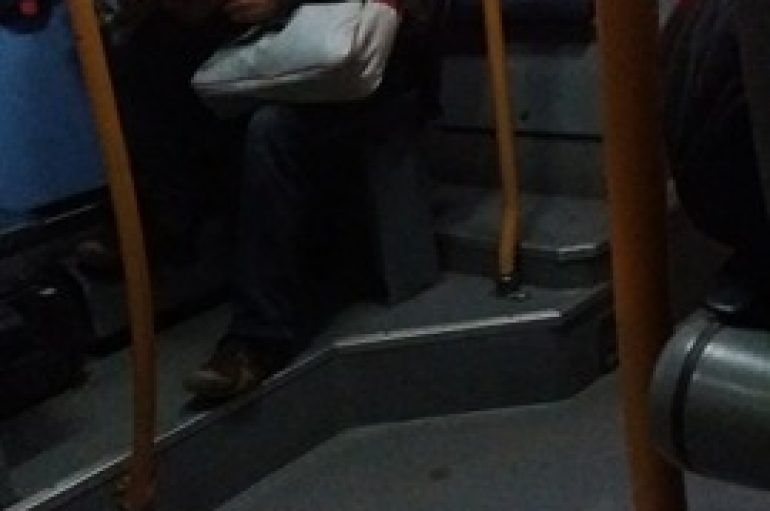 Frymën e parë të mëngjesit e harxhon me tufën e gazetave përpara çdo ditë