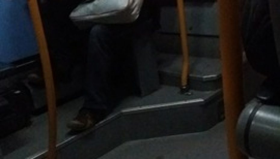 Frymën e parë të mëngjesit e harxhon me tufën e gazetave përpara çdo ditë