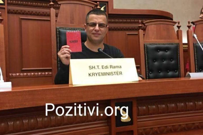 Njihuni me djalin që i zuri karrigen Ramës në Kuvend, ka një mesazh të fortë