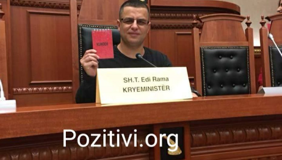 Njihuni me djalin që i zuri karrigen Ramës në Kuvend, ka një mesazh të fortë