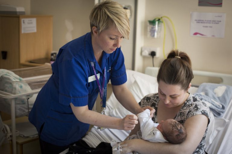 Fotografitë e mamive me të porsalindurit po bëjnë xhiron nëpër botë