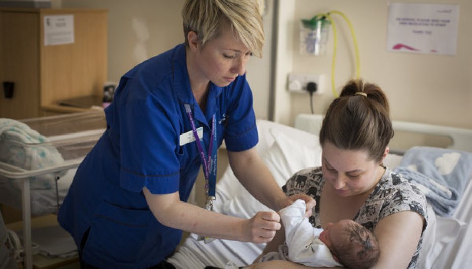 Fotografitë e mamive me të porsalindurit po bëjnë xhiron nëpër botë