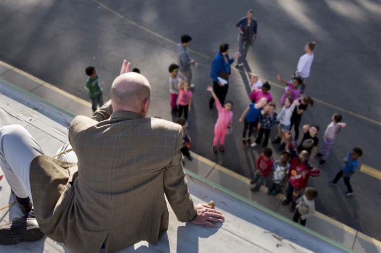 Drejtori humbet bastin me nxënësit dhe kalon natën në çatinë e shkollës