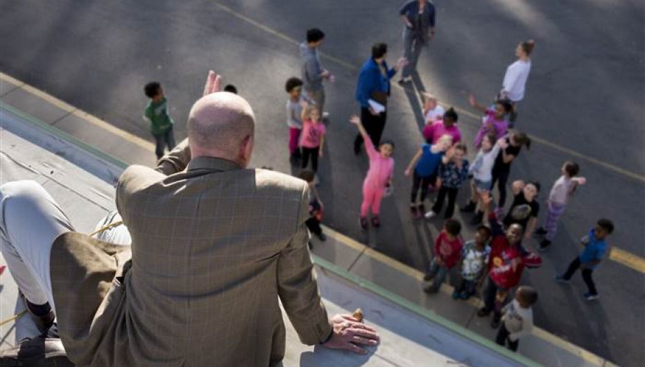 Drejtori humbet bastin me nxënësit dhe kalon natën në çatinë e shkollës