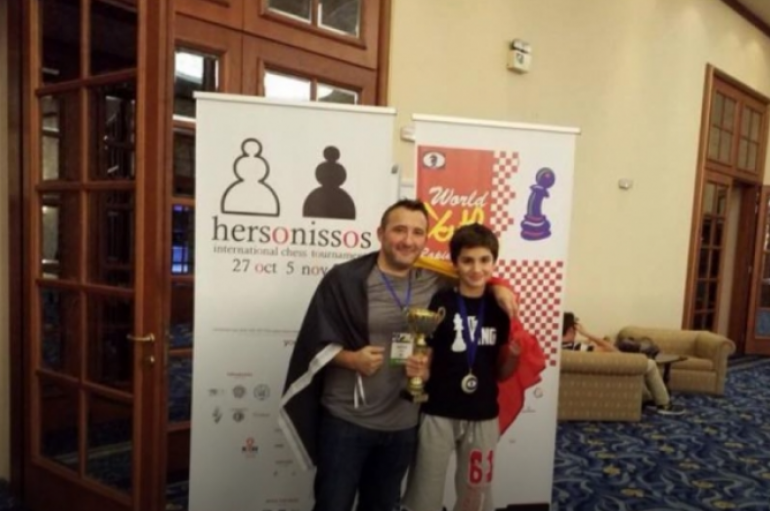 14 vjeçari shqiptar shpallet kampion bote në shah