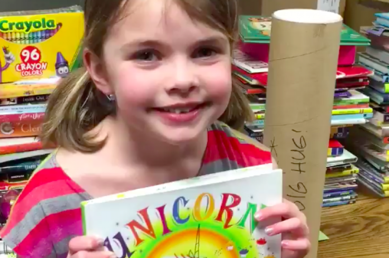 Pasi humbi të gjitha librat në zjarr, vajza e vogël bën një bibliotekë thesar