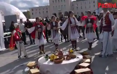 Gjithë Shqipëria mblidhet në Tiranë, çfarë po ndodh tek sheshi “Nënë Tereza”
