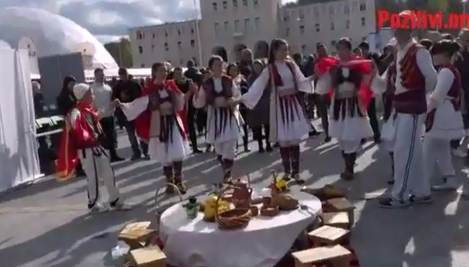 Gjithë Shqipëria mblidhet në Tiranë, çfarë po ndodh tek sheshi “Nënë Tereza”