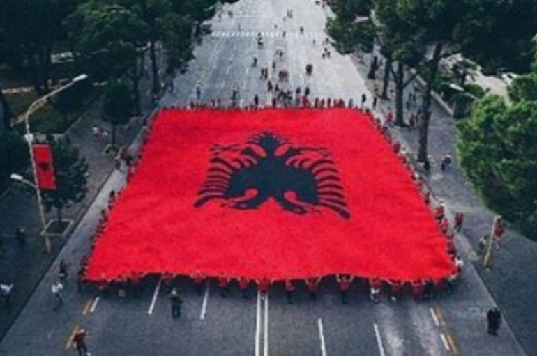 Këto urime pikante për 105 vjetorin e pavarësisë ende s’i keni parë
