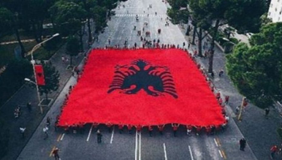 Këto urime pikante për 105 vjetorin e pavarësisë ende s’i keni parë