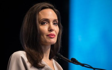 Jolie thërret para mijëra njerëzve: Të sfidojmë fenomenin që dhunon gratë