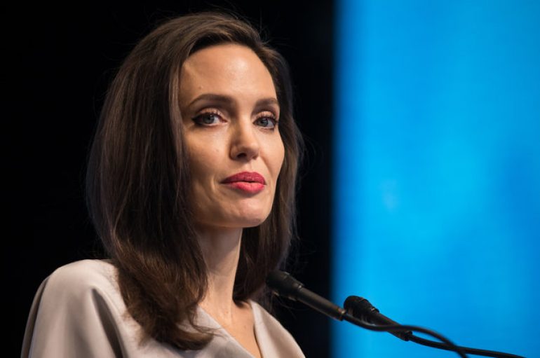 Jolie thërret para mijëra njerëzve: Të sfidojmë fenomenin që dhunon gratë