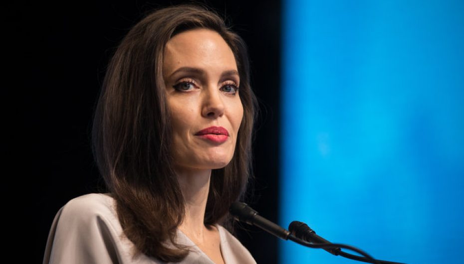 Jolie thërret para mijëra njerëzve: Të sfidojmë fenomenin që dhunon gratë