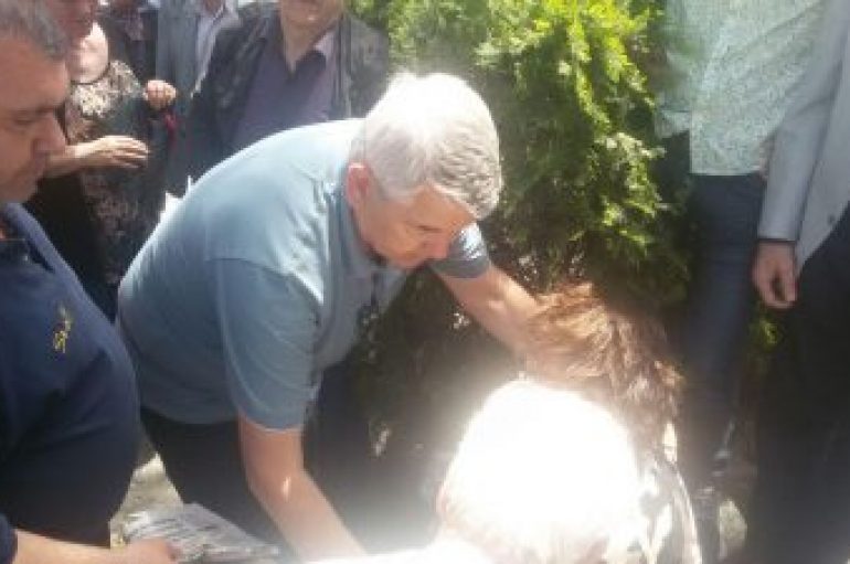 Politikani ka një mesazh për Halim Kosovën, befasohet nga gjesti që bën për nënën e re në luftë për jetën