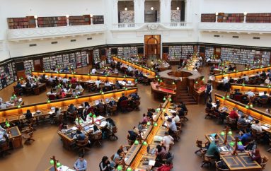 Njerëzit zënë vendin e librave në Bibliotekën Botërore të Njeriut