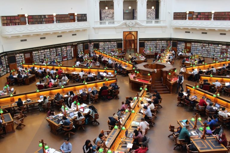 Njerëzit zënë vendin e librave në Bibliotekën Botërore të Njeriut