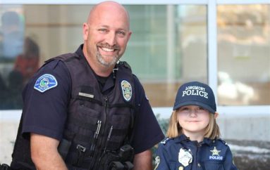 E magjepsur pas policëve, vajza 4-vjeçare dhuron paratë për oficerin me kancer