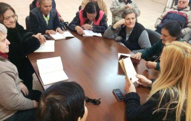 Të moshuarit fluturojnë nëpërmjet librit