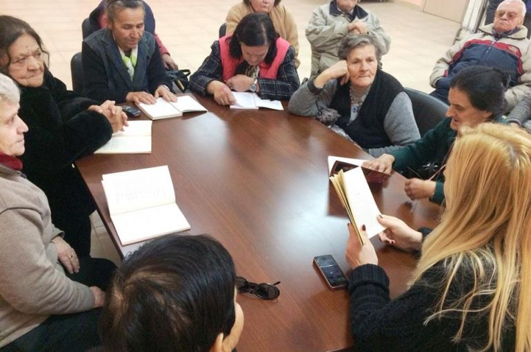 Të moshuarit fluturojnë nëpërmjet librit