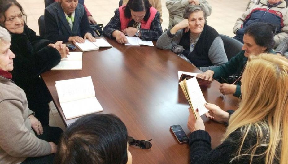 Të moshuarit fluturojnë nëpërmjet librit