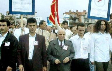 Ekspozitë në Tiranë / “1 tetori përmes fotografive të kohës”, demostrata të luftës në Kosovë