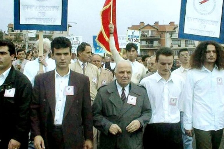 Ekspozitë në Tiranë / “1 tetori përmes fotografive të kohës”, demostrata të luftës në Kosovë