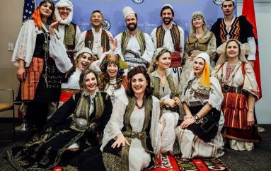 Ambasada festë të veçantë, të gjithë përfshirë dhe Lu me kostume popullore