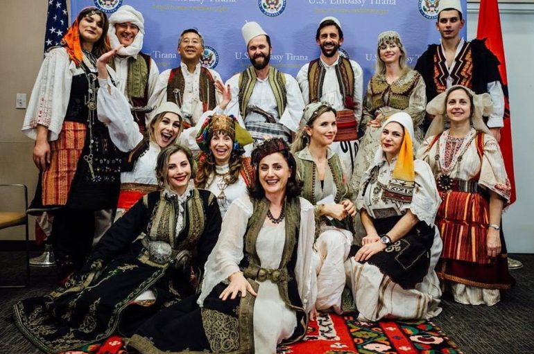 Ambasada festë të veçantë, të gjithë përfshirë dhe Lu me kostume popullore