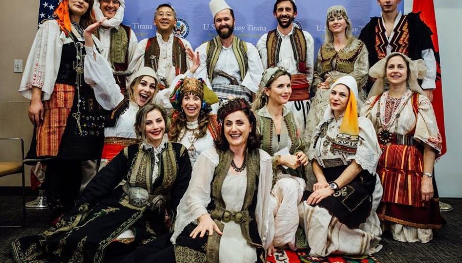 Ambasada festë të veçantë, të gjithë përfshirë dhe Lu me kostume popullore