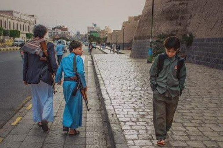 2 fëmijë me drejtime të ndryshme