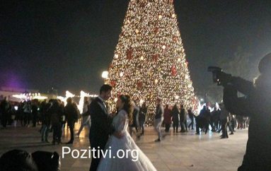 Atmosferë magjike, 2 të rinj “martohen” tek “Fshati i Festave” në sheshin “Skënderbej”