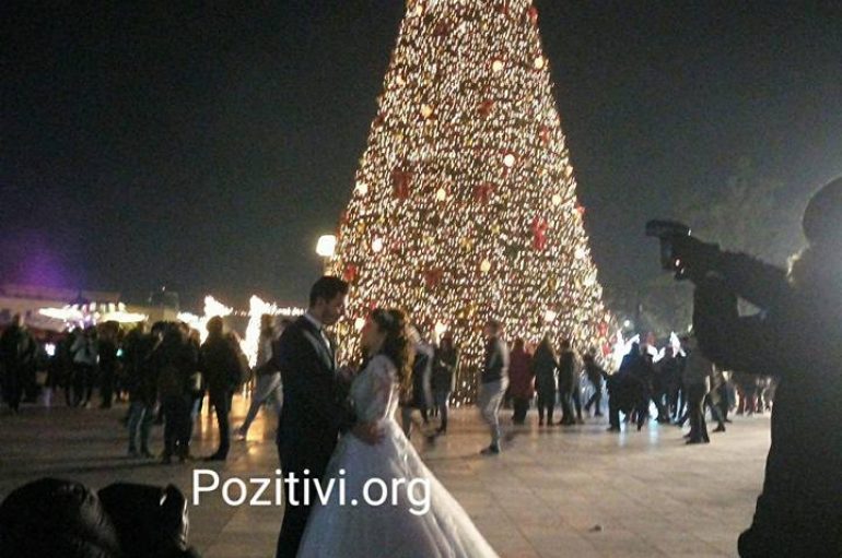Atmosferë magjike, 2 të rinj “martohen” tek “Fshati i Festave” në sheshin “Skënderbej”