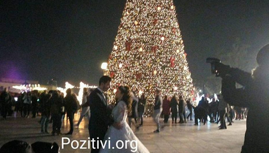 Atmosferë magjike, 2 të rinj “martohen” tek “Fshati i Festave” në sheshin “Skënderbej”