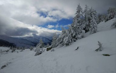 Mali i Gjallicës mbuluar me dëborë