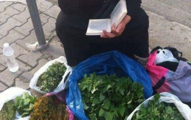 E ulur në trotuar, mban në duart e rrudhosura një libër