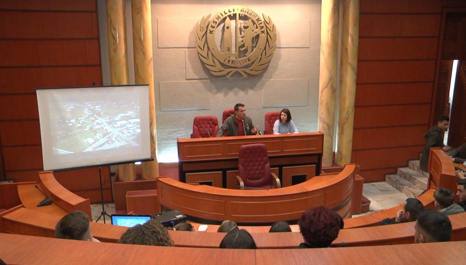 Erion Veliaj hap dyert e Këshillit Bashkiak për të rinjtë e periferisë