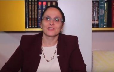 Mjekja Gjirokastrite në karrige me rrota, përcjell një mesazh frymëzues për Vitin e Ri!