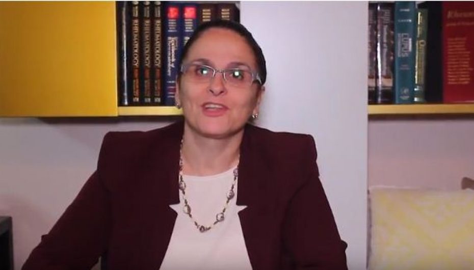 Mjekja Gjirokastrite në karrige me rrota, përcjell një mesazh frymëzues për Vitin e Ri!