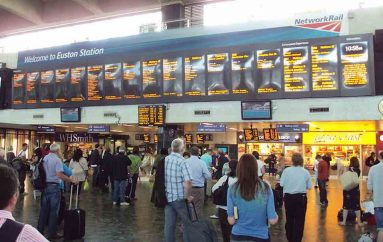 Punonjësit e stacionit hekurudhor bëjnë festë për 200 të pastrehë