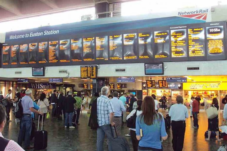 Punonjësit e stacionit hekurudhor bëjnë festë për 200 të pastrehë