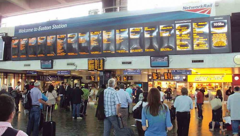 Punonjësit e stacionit hekurudhor bëjnë festë për 200 të pastrehë