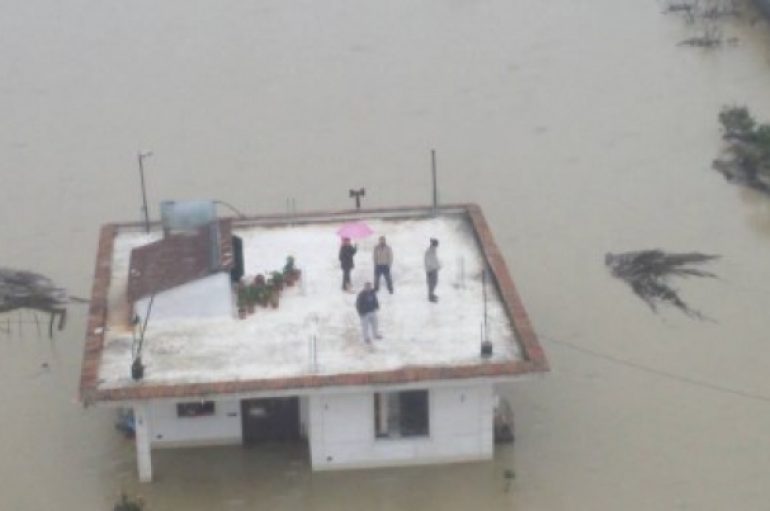 FOTO- LAJM/ Në luftë me ujin, nga vajza e paralizuar deri tek foshnja 5 muajshe