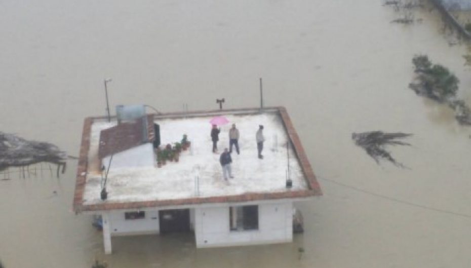 FOTO- LAJM/ Në luftë me ujin, nga vajza e paralizuar deri tek foshnja 5 muajshe